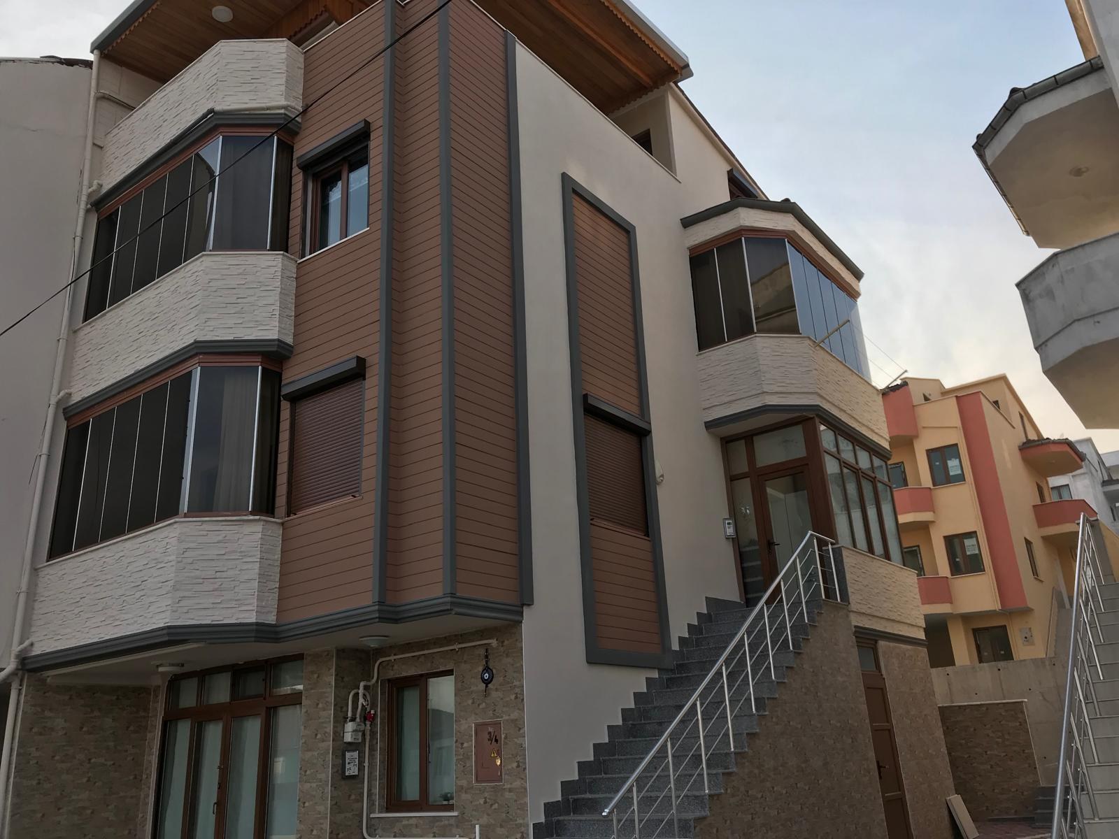 Cephe detaylarıyla yeni bir görünüm. Uygulama sonrası.