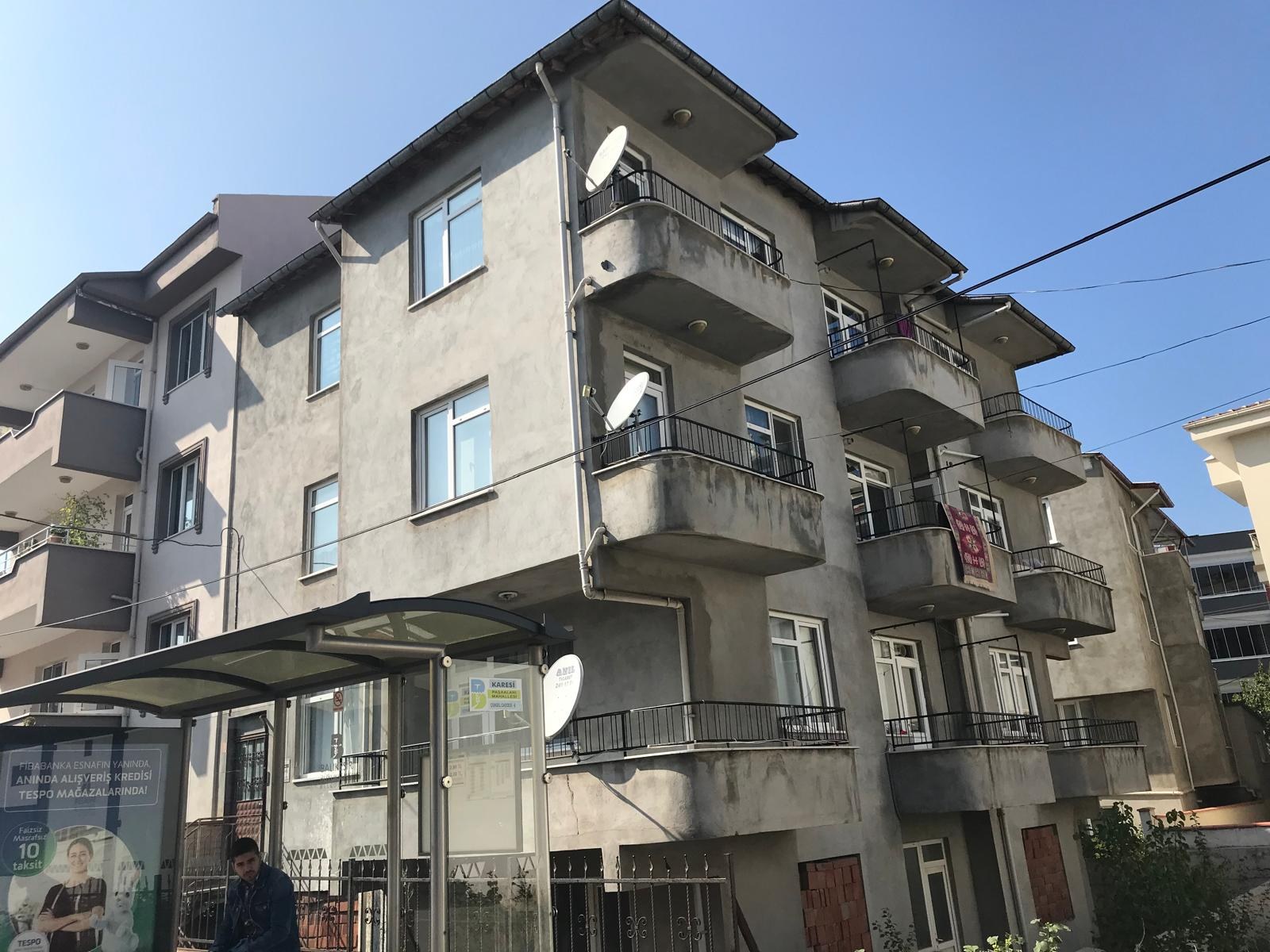 Balkonlu binanın MTS Boya cephe uygulaması öncesindeki görünümü