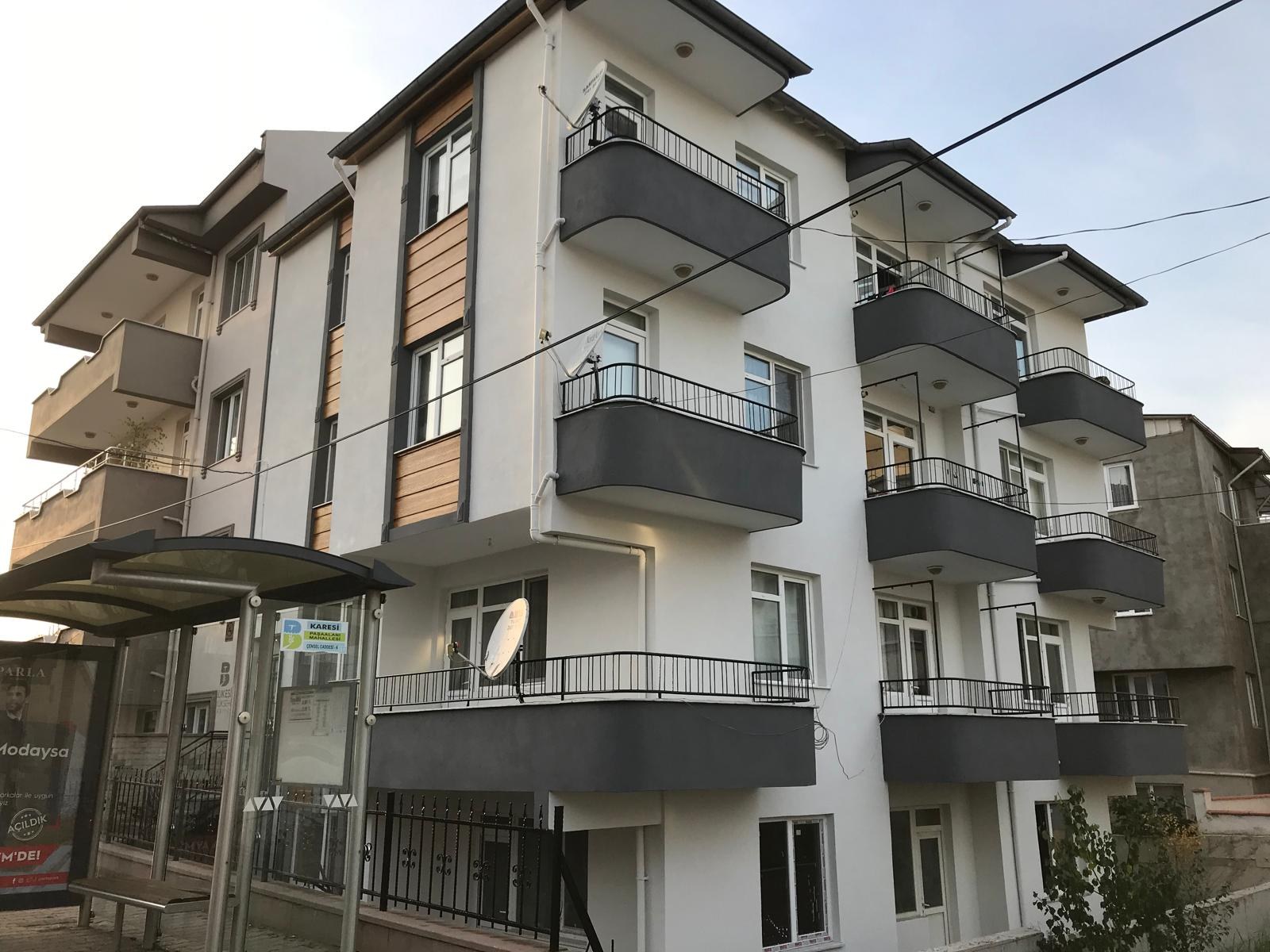 MTS Boya uygulaması sonrasında balkonlu binanın yenilenen cephesi